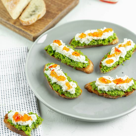 Pea Pesto Crostini w Ricotta