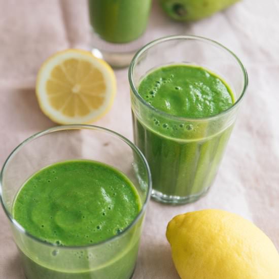 Green smoothie with pear and ginger