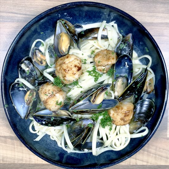 Linguine with Mussels and Scallops