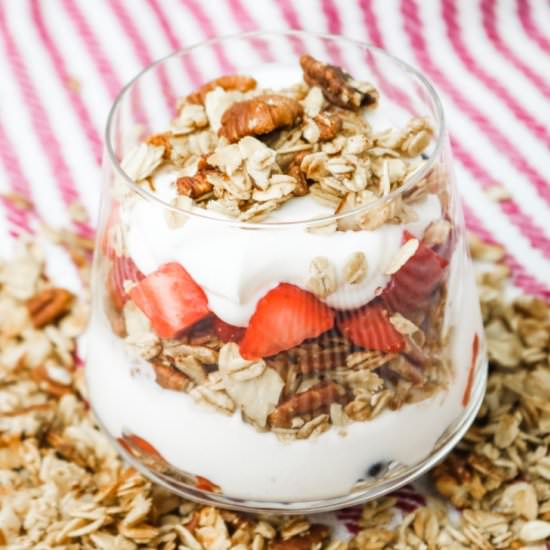 HOMEMADE GRANOLA YOGURT PARFAIT