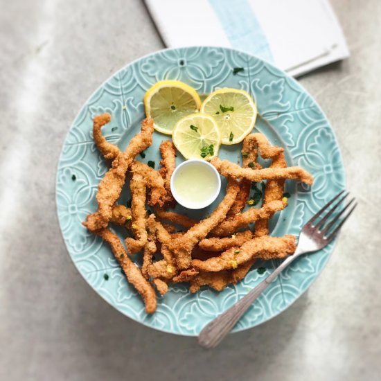 Crispy chicken fingers with lemon