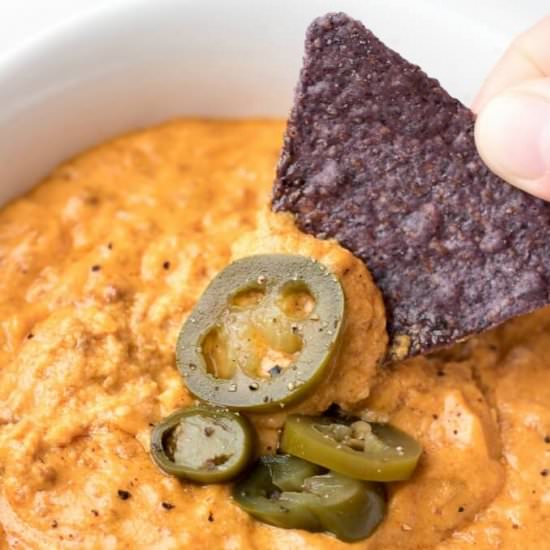 Slow Cooker Cheesy Queso Dip