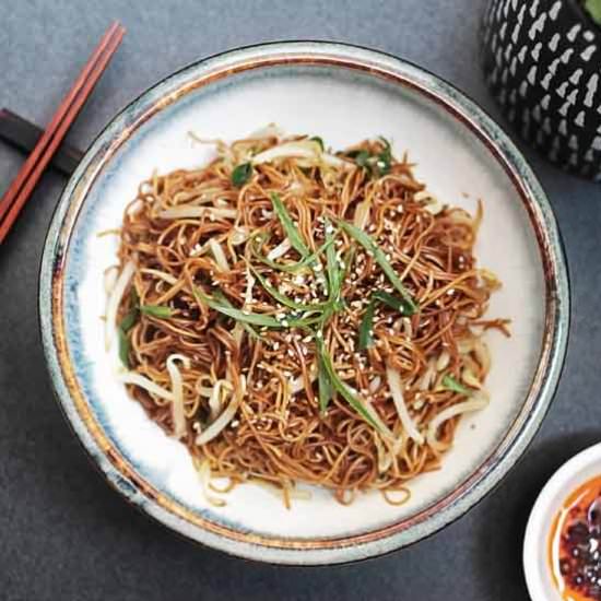 Stir-fried noodles with beansprouts