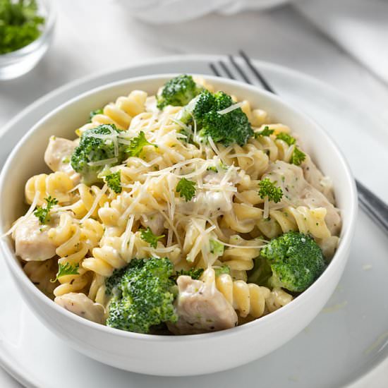 chicken and broccoli alfredo