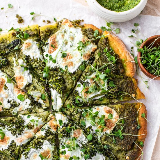 GLUTEN-FREE SPINACH PESTO PIZZA