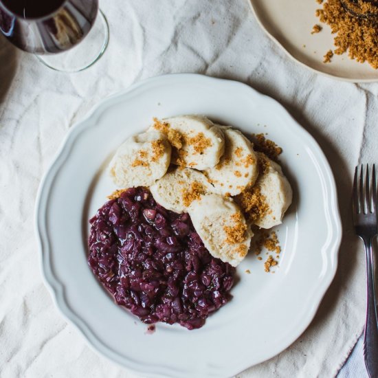 Slovenian steamed buns + wine sauce