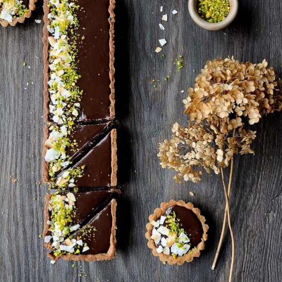 Tart with chocolate truffle