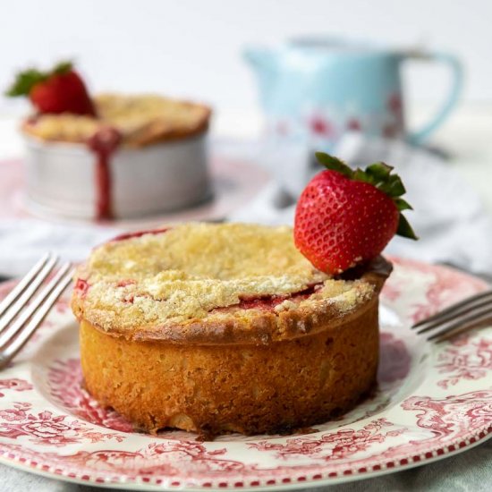 mini strawberry streusel cakes