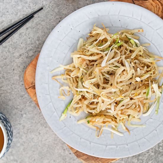 Korean-style bean sprouts salad