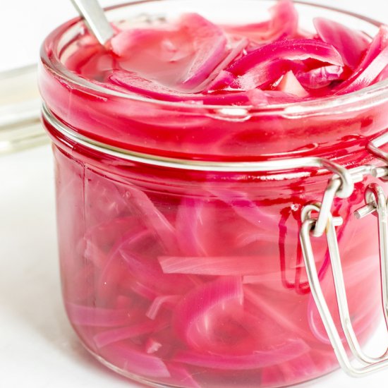 5 MINUTE RED PICKLED ONIONS