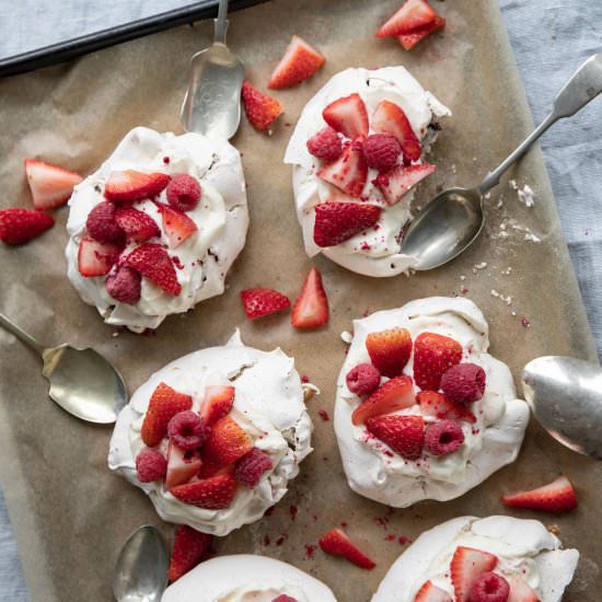 Cheesecake pavlovas with berries