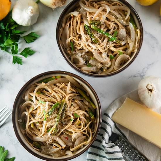 Caramelized onion & asparagus pasta