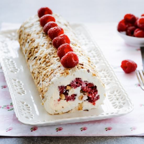 Meringue roulade with raspberries