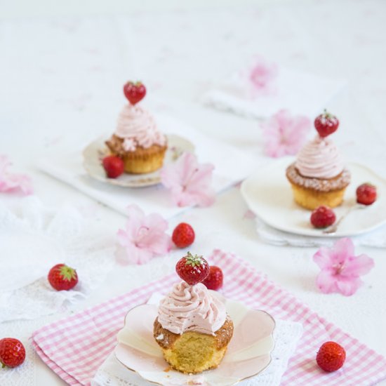 STRAWBERRY CUPCAKES