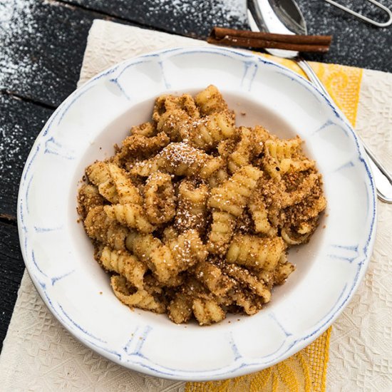 Pasta with breadcrumbs and sugar