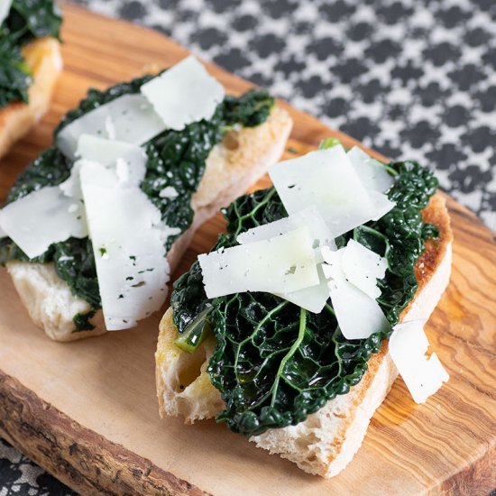 Crostini with black kale & pecorino