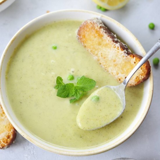 Creamy zucchini soup with mint