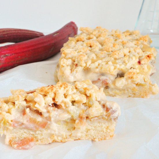 Vegan rhubarb cake with pudding