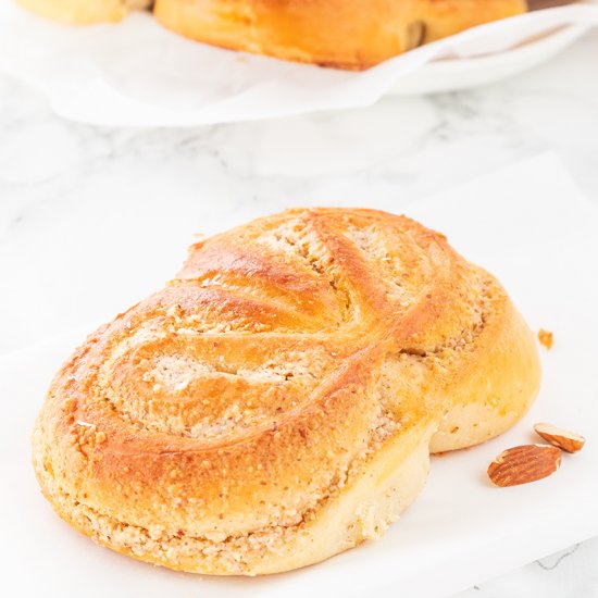 almond bread rolls