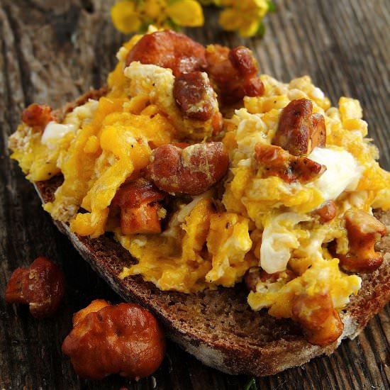 Scrambled Eggs With Chanterelles