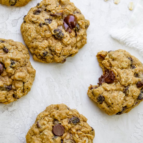 Chewy Oatmeal Raisin Cookies