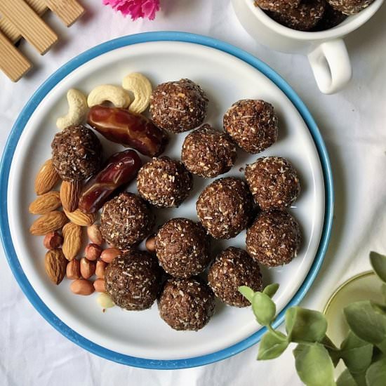 Dates and Nuts Energy Balls