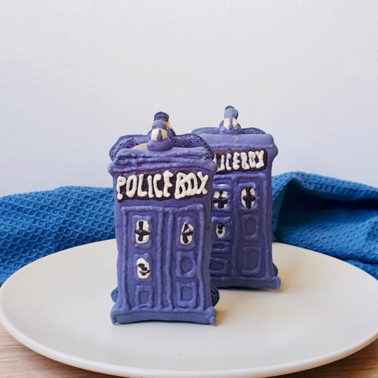 Doctor Who Tardis Macaron