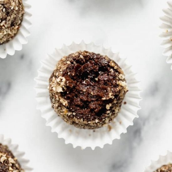 5 Ingredient Chocolate Energy Balls