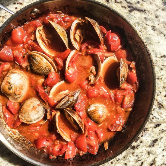 Clams in tangy, spicy tomato broth