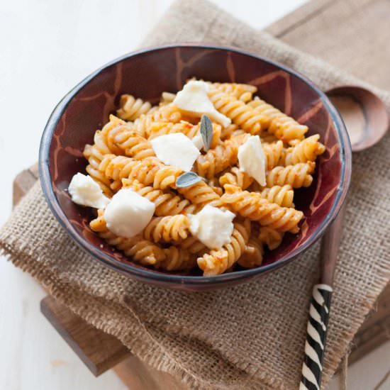 Pasta with peppers pesto