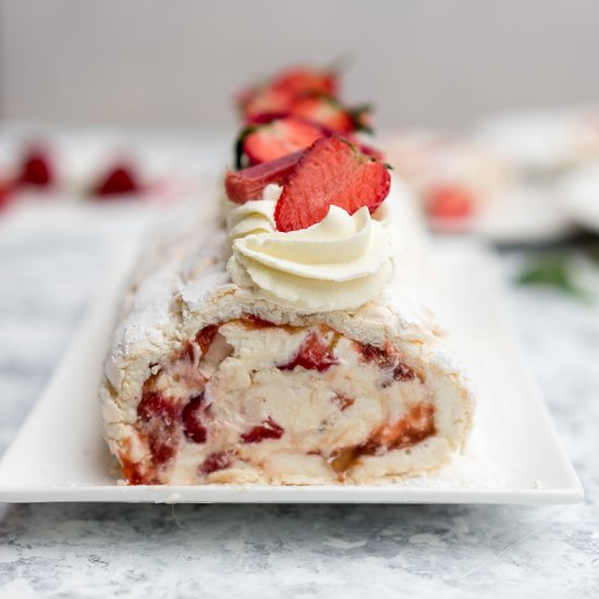 Meringue roulade with strawberry