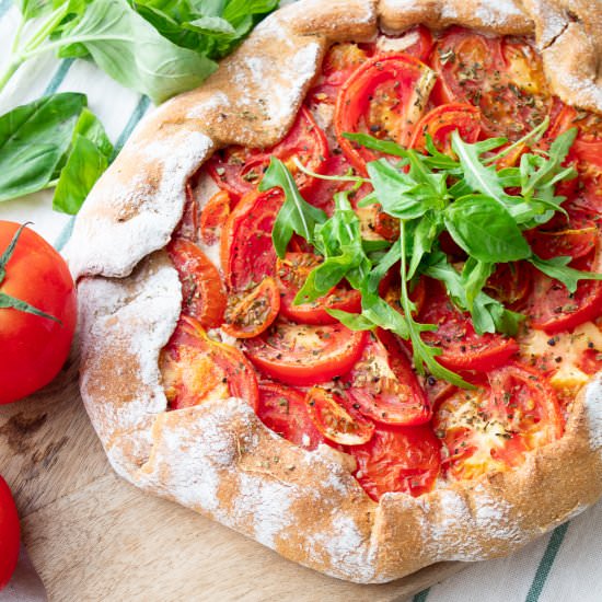 Tomato galette with garlic cream