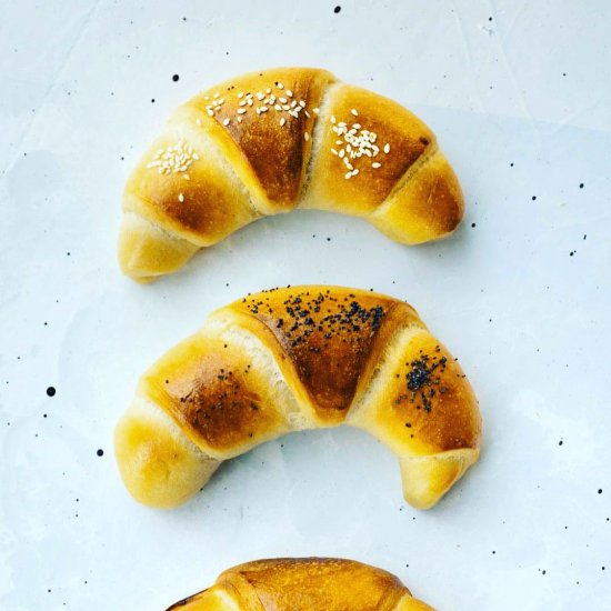 Saffron bread rolls