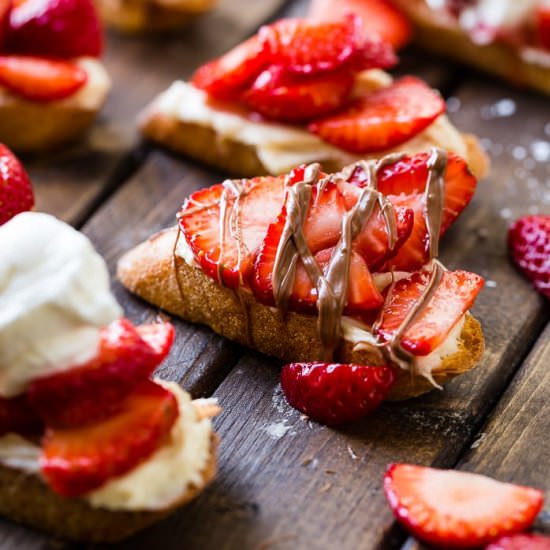 BROWN SUGAR STRAWBERRY CROSTINIS