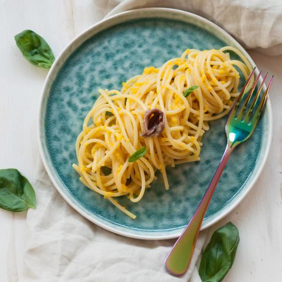 spaghetti with pepper and achovies