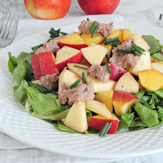 Salad with nectarines and pecans