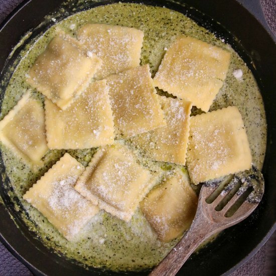 Simple Creamy Pesto Ravioli