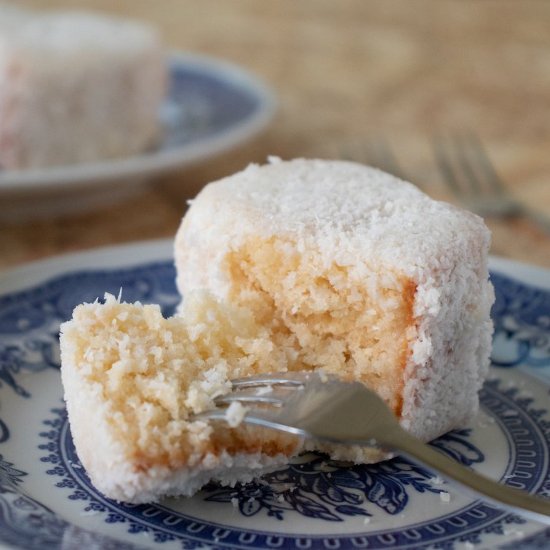 Fofos de Coco (coconut lamingtons)