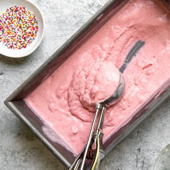 No-Churn Strawberry Frozen Yogurt