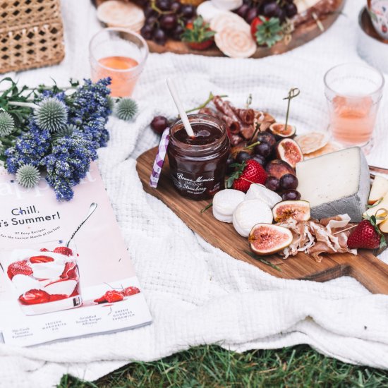 how to host a summer picnic