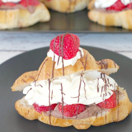 Mini Strawberry Tiramisu Éclairs