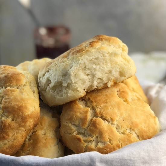 Easy Homemade Buttermilk Biscuits