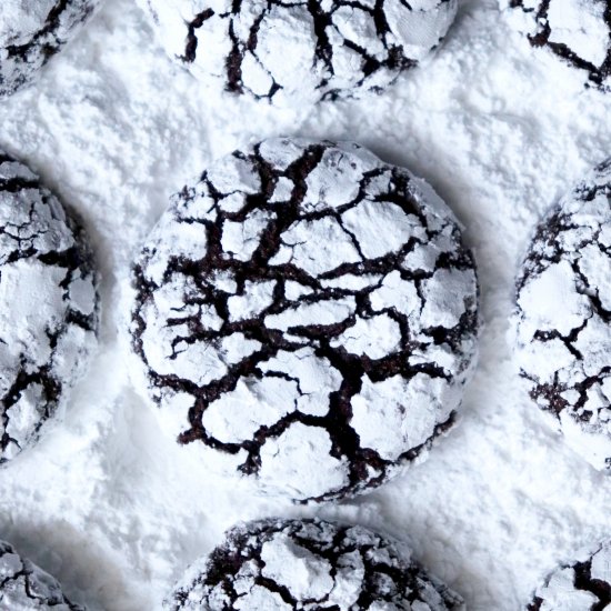 Chocolate Pretzel Crinkle Cookies