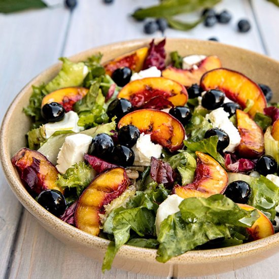 Salad with grilled peaches