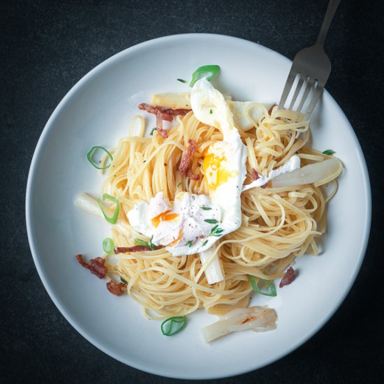 Spaghetti with asparagus and egg