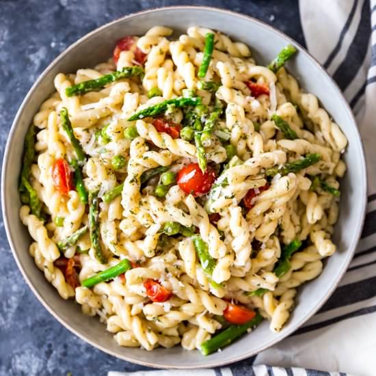 Creamy Garlic Pasta with Veggies