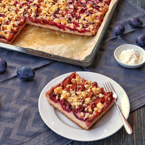 Plum cake with crunchy crumble