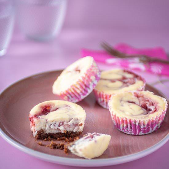 Marbled strawberry cheesecake cupcakes