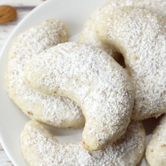 Vanillekipferl – Crescent Cookies