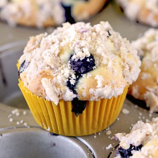 Blueberry muffins with streusel